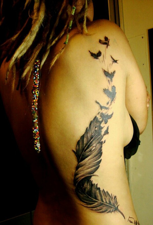 Tatuaje en el costado, pluma vieja torcida  y aves