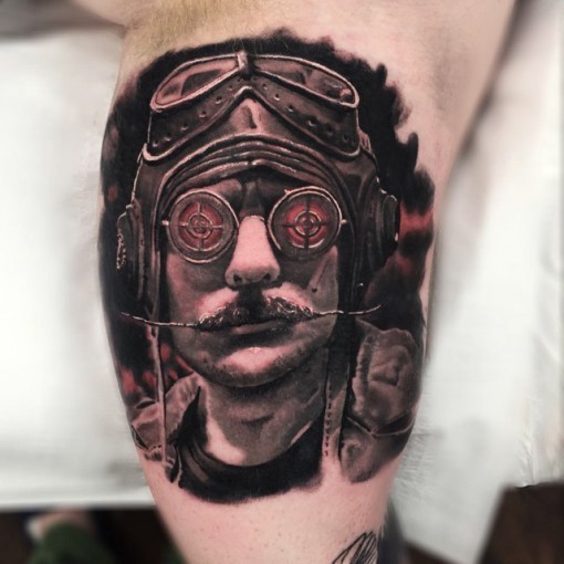 Cool fantasia como tatuagem de retrato piloto colorido vintage no bíceps