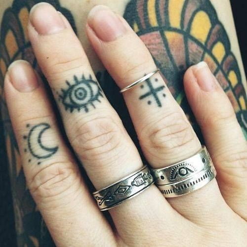 Tatuajes en los dedos,  signos misteriosos