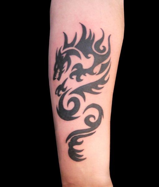 Tatuaje en el antebrazo, dragón tribal divino
