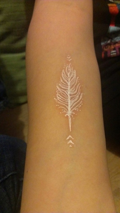 Tatuaje en el antebrazo, pluma hermosa, tinta blanca