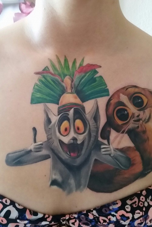 Brust Farbtattoo mit lustigem Lemur aus &quotMadagaskar"