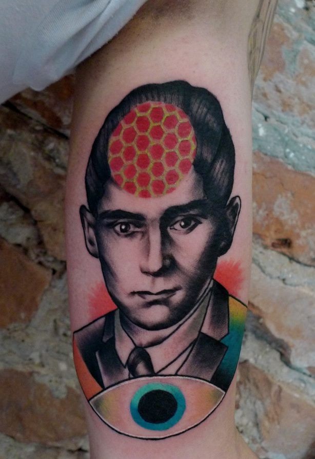 Creativo diseñado por Mariusz Trubisz tatuaje de bíceps del retrato de hombre combinado con círculo rojo