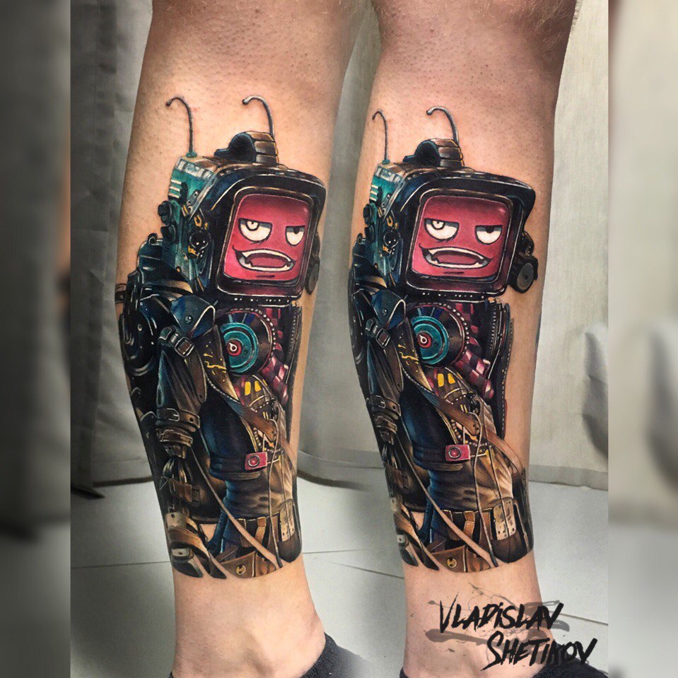 Robot creativo con il tatuaggio della testa del monitor sulla gamba
