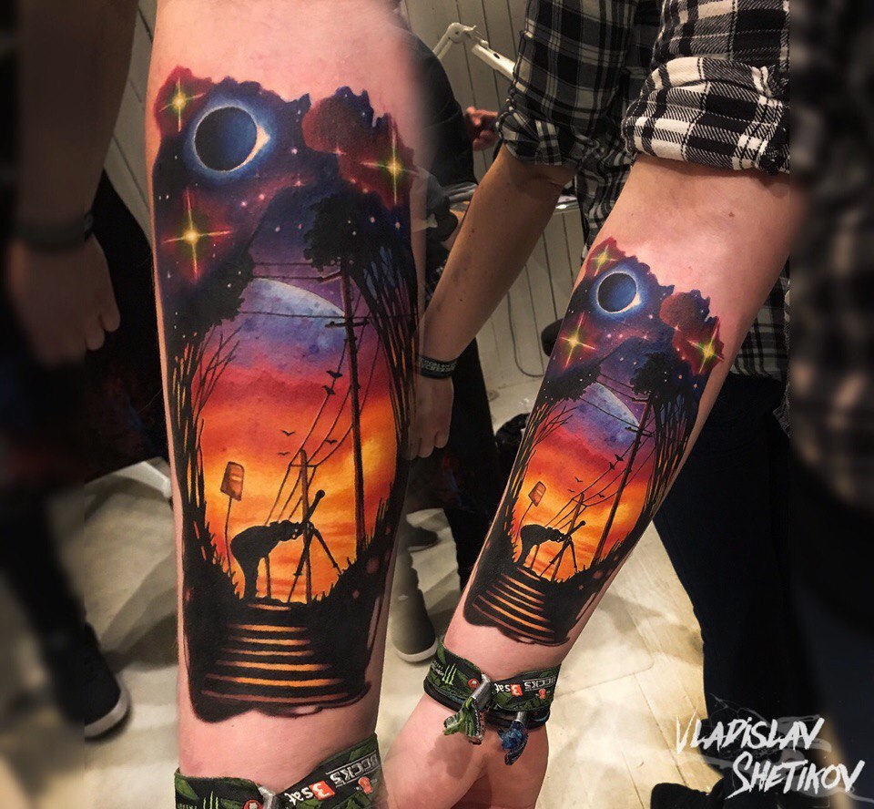 Tatuaggio creativo con ragazzo, telescopio e cielo notturno