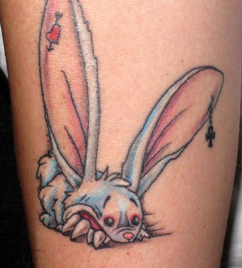 raccapricciante  orrore colorato strano coniglio particolare tatuaggio su braccio
