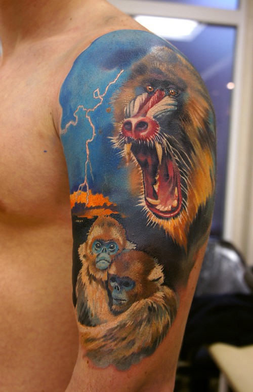 Tatuaje en el brazo, babuino con sus cachorros y tormenta