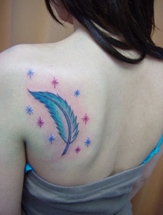 Tatuaje en el hombro, pluma azul linda y estrellas diminutas