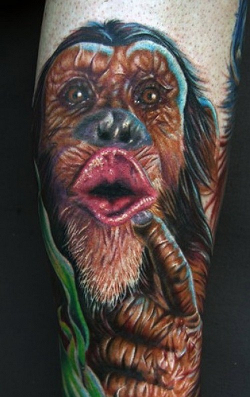 particolare colorato scimpanze` tatuaggio su stinco di uomo