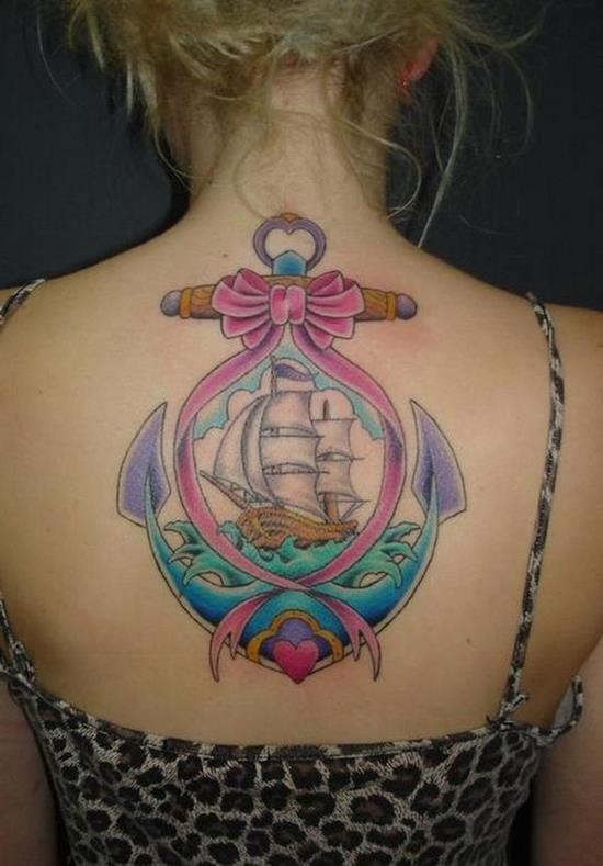 Tatuaje en la espalda,
ancla de estilo old school con barco precioso, diseño magnífico