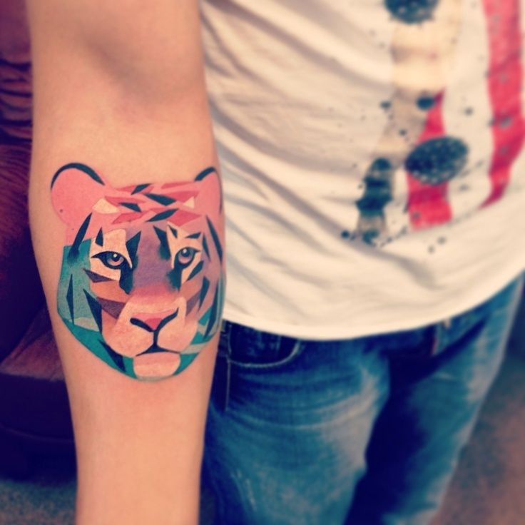 Tatuaje en el antebrazo,
tigre geométrico multicolor