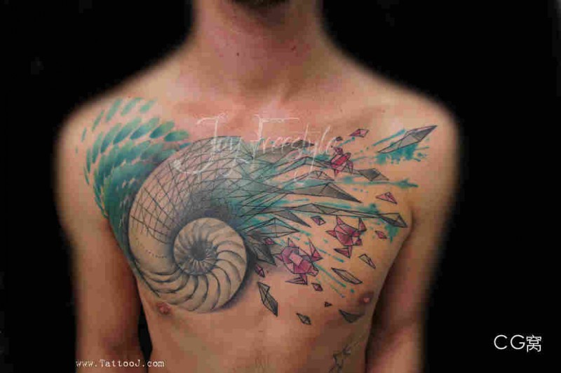 Tatuagem de peito bonito projetado e colorido de nautilus com pequenas tartarugas