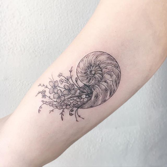 Bonito projetado tinta preta bíceps tatuagem de nautilus com flores