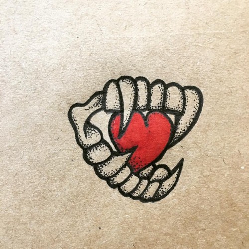 Dentes de vampiro de dotwork fofos com um minúsculo coração vermelho dentro do desenho de tatuagem
