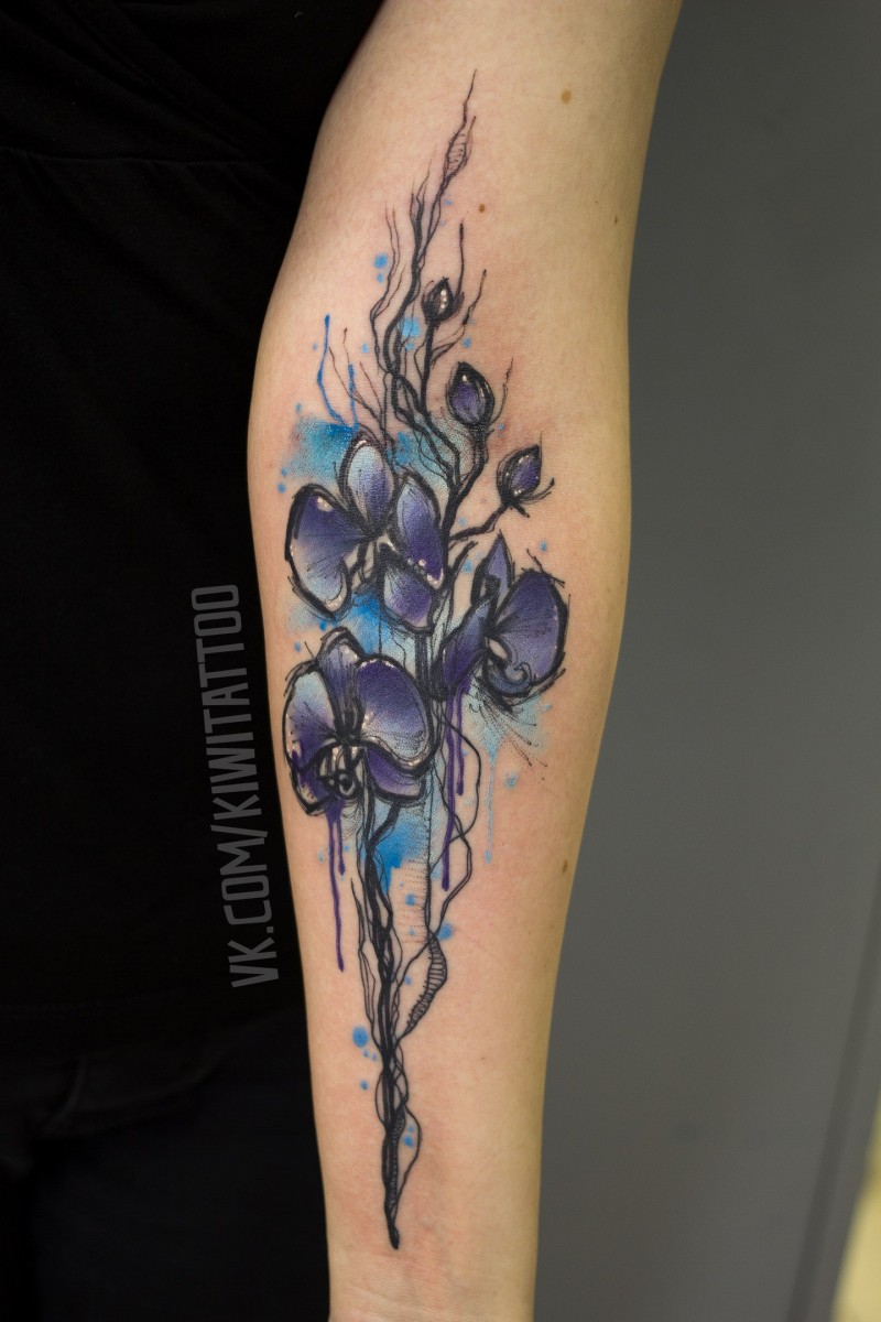Lindo tatuaje de flores en el brazo