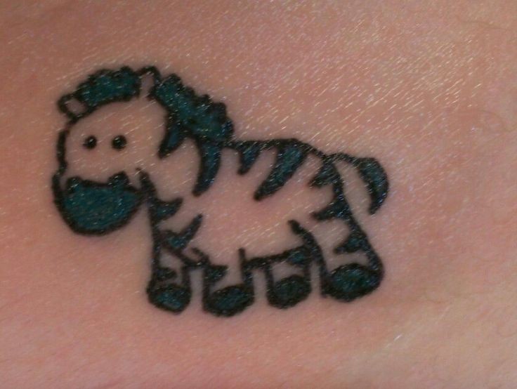 divertente animato piccola zebra nero tatuaggio