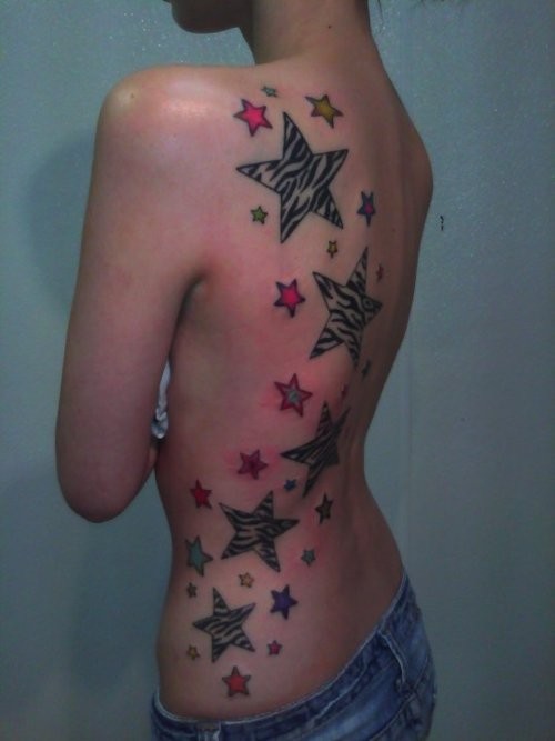 Tatuaje en la espalda,
estrellas de colores y impreciones deferentes