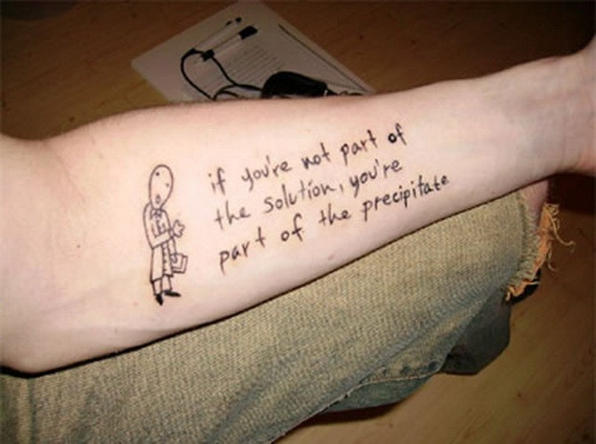 Tattoo von fein geschriebenem Zitat mit interessanter Schrift mit einem Mensch am Arm