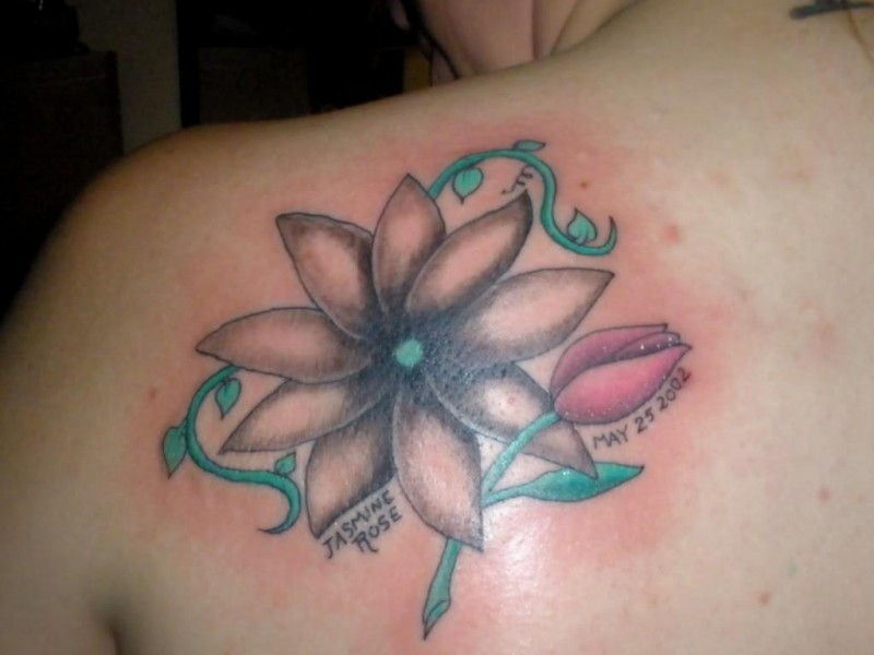 Tatuaje de flor de jazmín y tulipán en la espalda