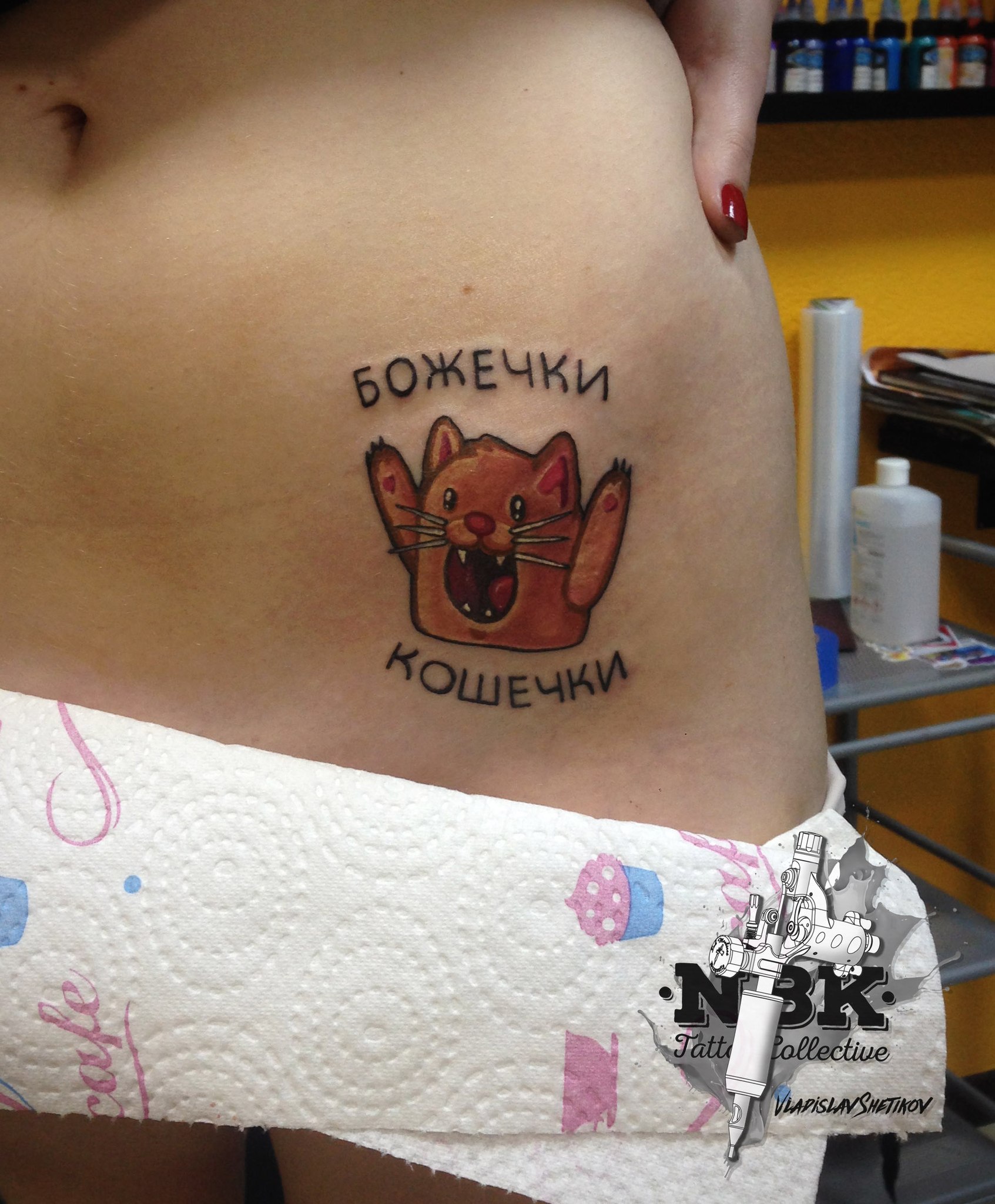 Pequeño y lindo tatuaje de gato en la cadera