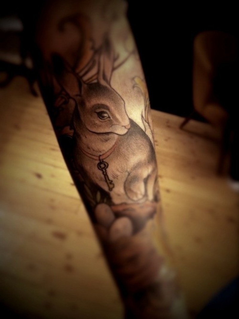 Netter natürlich aussehender sehr detaillierter Hase Tier Tattoo  am Arm
