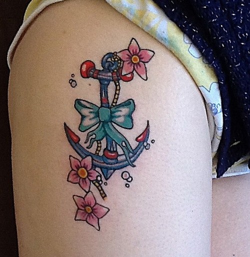 Tatuaje  de ancla grácil con lazo verde y flores rosas,  old school