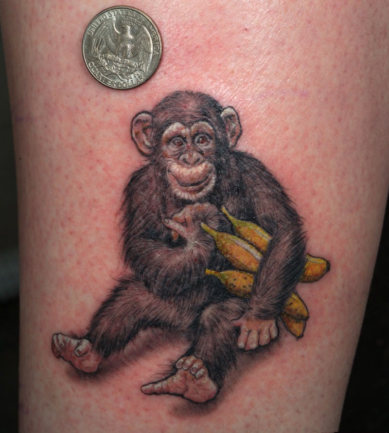 bella realistica scimpanze` con banani tatuaggio su gamba