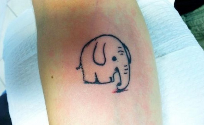 Tatuaje en el antebrazo,
elefante divino pequeño de contorno negro