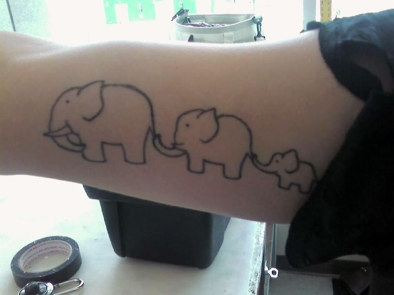 Tatuaje en el brazo,
tres elefantes  sencillos