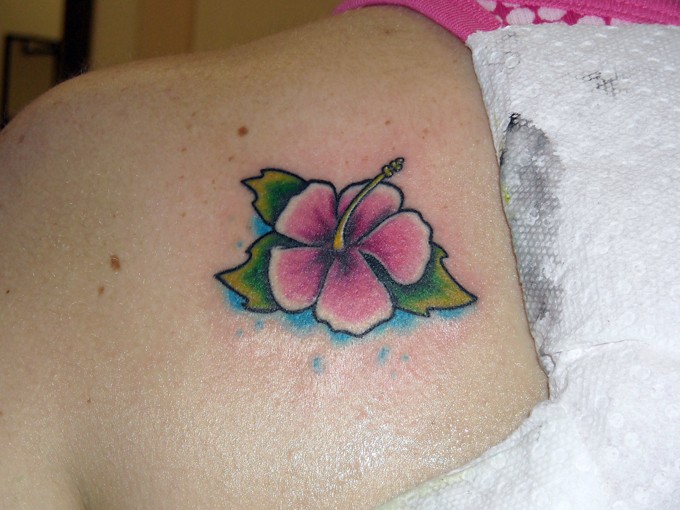 Nette kleine rosa hawaiianische Blume Tattoo am Rücken