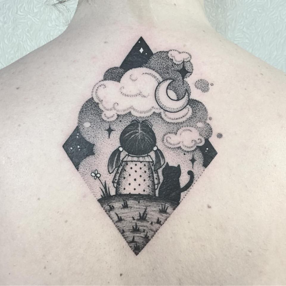 Tatuagem fofa na parte superior das costas, com menininha, céu, lua e gato