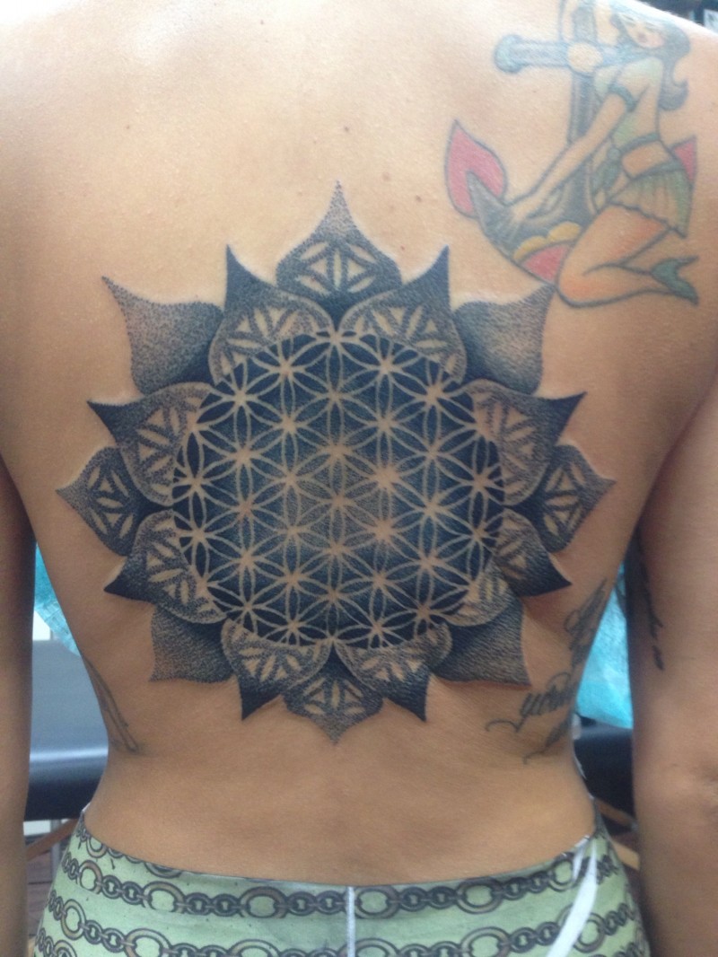 scuro colore fiore di vita in mandala tatuaggio su schiena