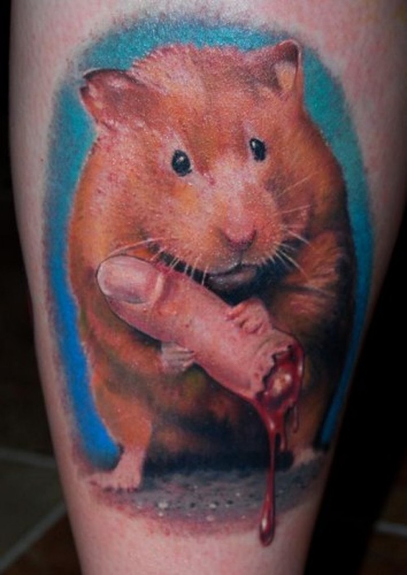 Tattoo mit erschrockenem haltendem mänschlischen blutenden  Finger rotem Hamster auf blauem Hintergrund