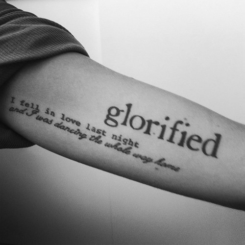 citazione in tre righe stampate in diverse versioni tatuaggio per uomo su braccio