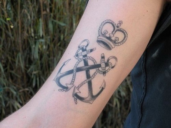 Tatuaje  de dos anclas cruzadas y corona
