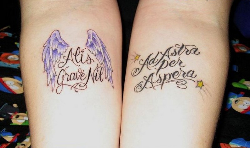 Tatuajes en los antebrazos, nombre con alas de ángel y cita