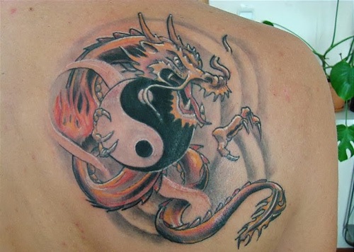 Tatuaggio sulla spalla il dragone colorato in stile Yin-Yang