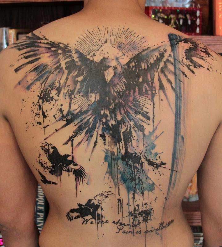 Tatuaggio impressionante sulla schiena i corvi