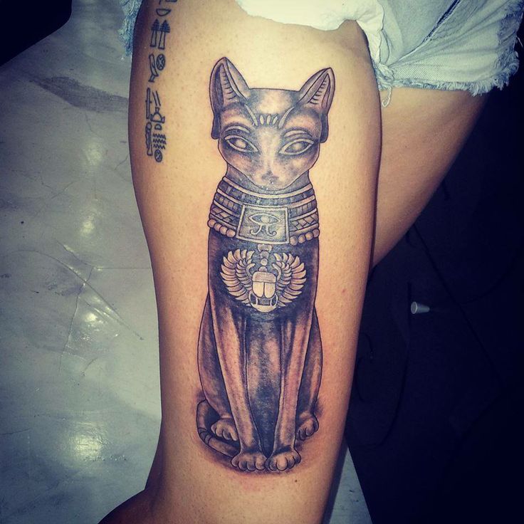 Tatuaje en la pierna, gata egipcia con adornos