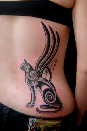 Tatuaje en la espalda, gata egipcia delgada con alas lagras