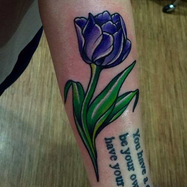 Tatuaje en el antebrazo, tulipán brillante con cita