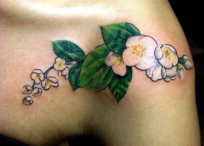 Tatuaje en el hombro, jazmín suave con hojas verdes claros