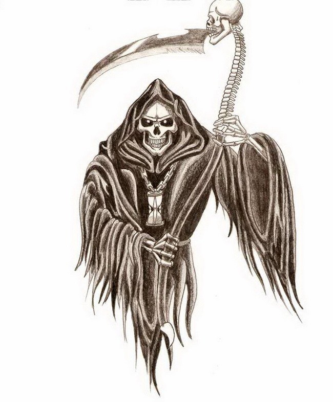 Morte do mal com uma foice de esqueleto e uma ampulheta acorrentada no desenho da tatuagem do pescoço