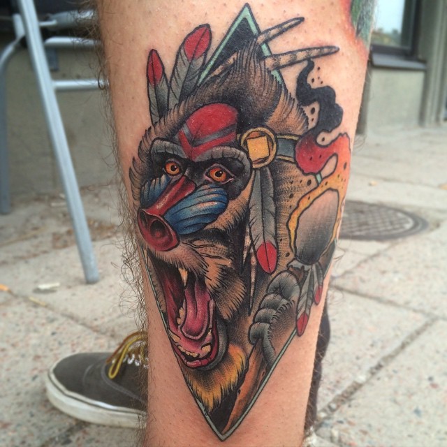 Tatuaje en la pierna, babuino  indio estilizado