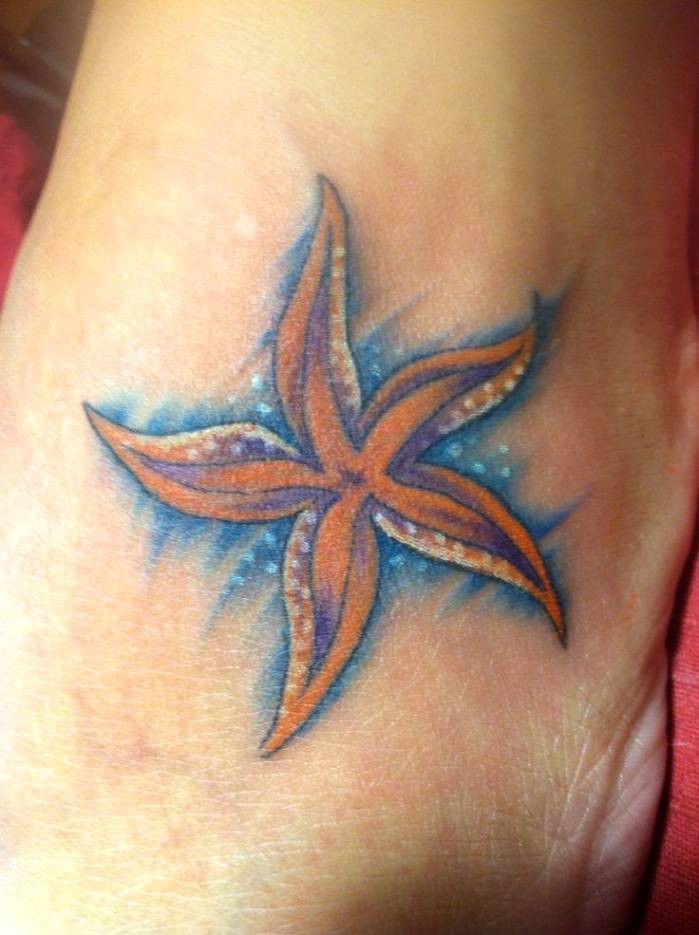 Tatuaje en el pie,
estrella de mar preciosa en el agua
