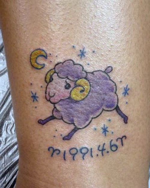 Tattoo mit märchenhaftem violettem Schaf mit dem Mond und Sternen an der Wade