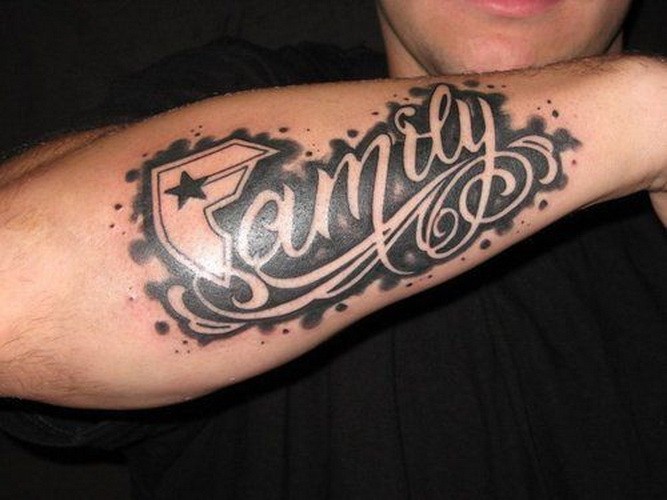 Tatuaje en el antebrazo, palabra familia blanca en el fondo negro