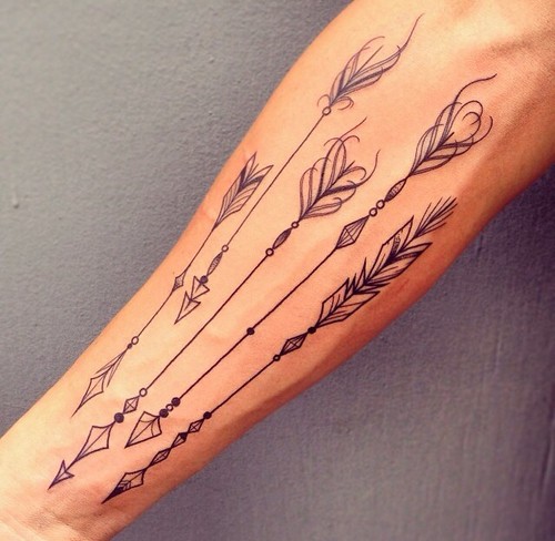 cinque belli frecce indiane con perline tatuaggio su braccio
