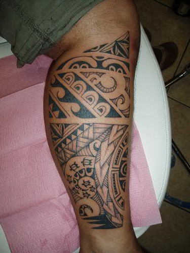 Tatuaje en la pierna, diseñó polinesio