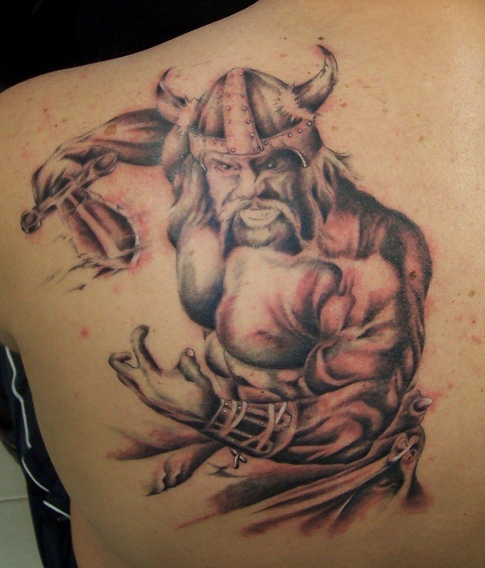 Tatuaje en la espalda,
vikingo con espada